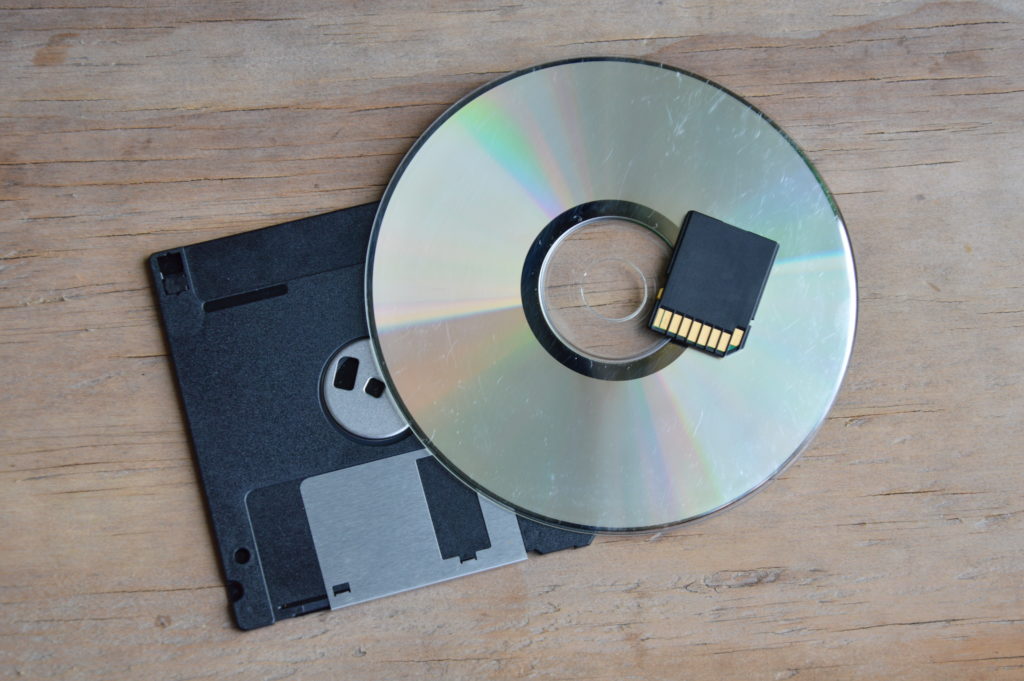 フロッピーディスク、CD-ROM、SDカード